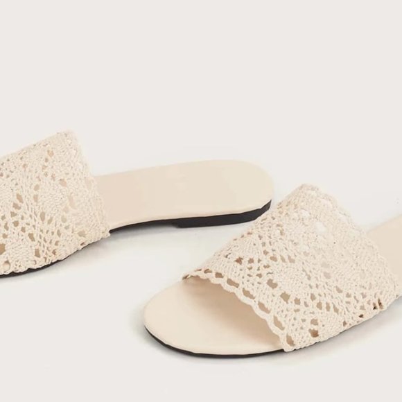 Lace flower cream/beige flat sandals - Size 9 - Picture 2 of 3